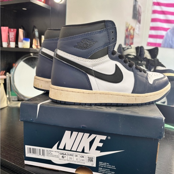 Nikes - Picture 2 of 4